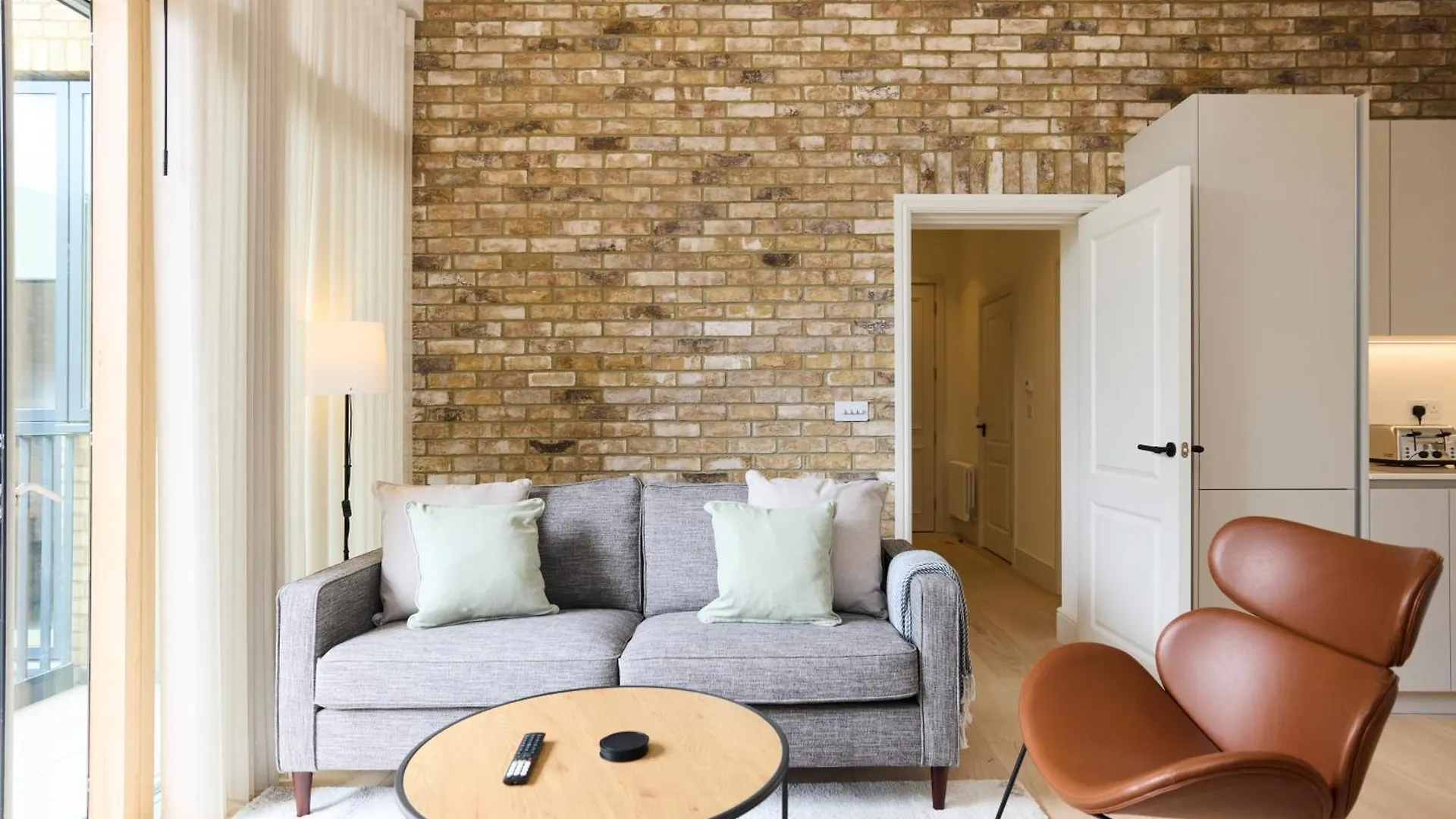 The East London Mile Place - Cosy 2Bdr Flat With Balcony