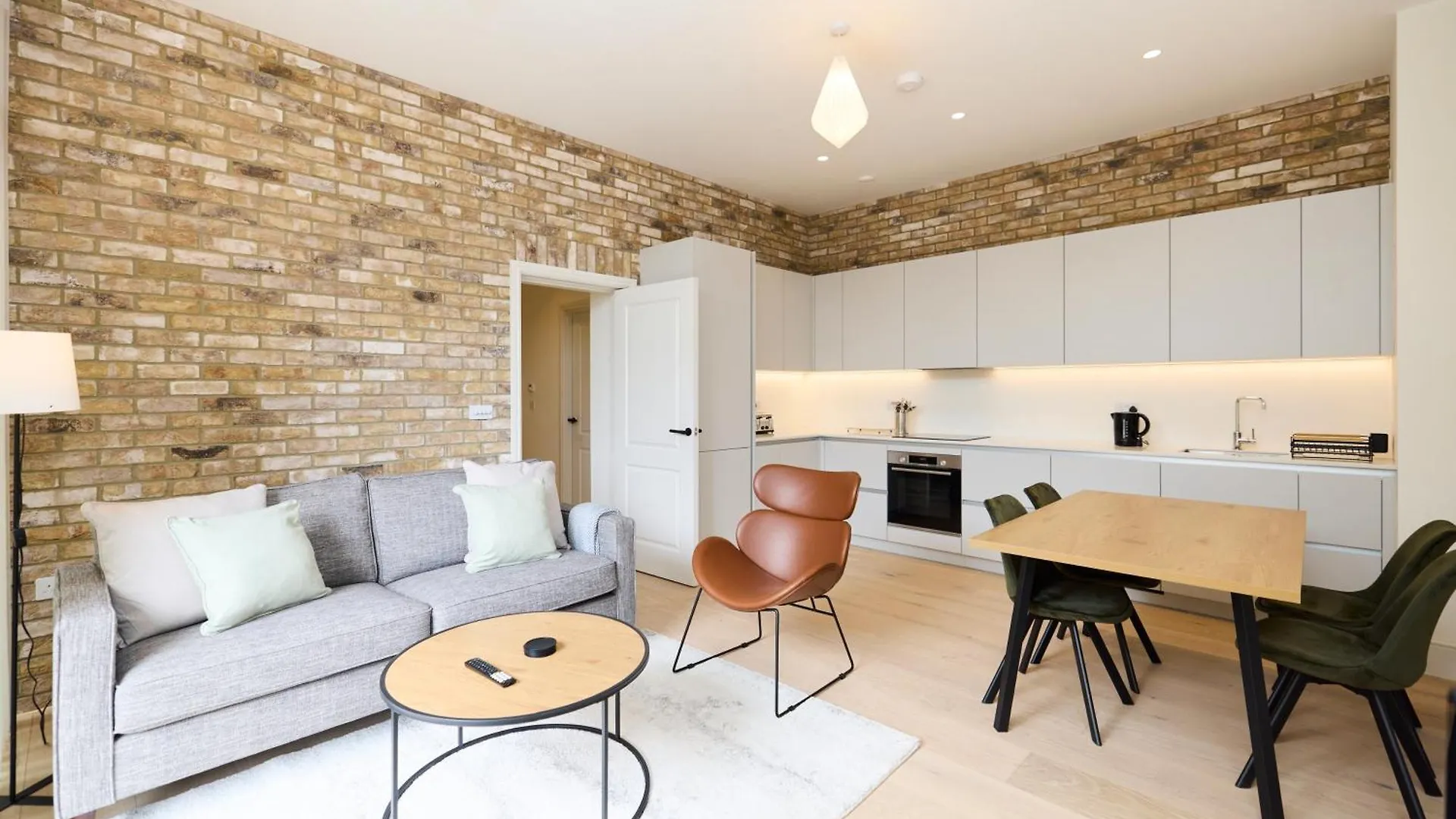 The East London Mile Place - Cosy 2Bdr Flat With Balcony Apartment